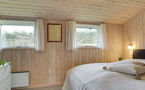 Sampsa - 600M from the Sea: Flooring, Wand, Interior Design, Fussboden, Holz, Decke, Schlafzimmer, Bett, Zimmer, Bettdecke