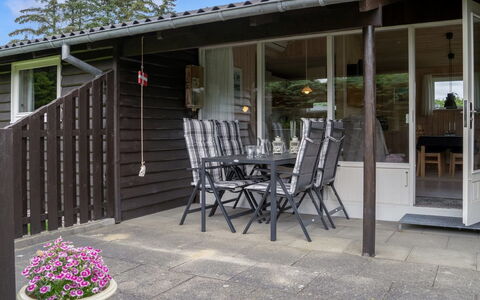 Sampsa - 600M from the Sea: Holz, Möbel, Veranda, Tür, Stuhl, Zuhause, Schatten, Deck, Küche & Esszimmer Tisch, Hartholz