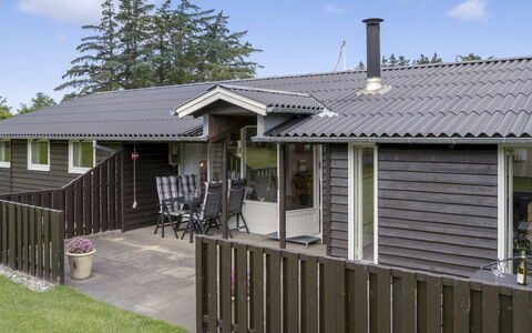 Sampsa - 600M from the Sea: Dach, Holz, Haus, Abstellgleis, Zuhause, Hütte, Strauch, Die Architektur, Wohngebiet, Veranda