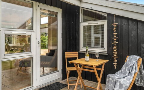 Arkil - 300M from the Sea: Interior Design, Decke, Wohnung, Flooring, Möbel, Fussboden, Zimmer, Beleuchtung, Zuhause, Couch