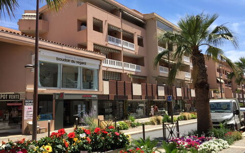 Sainte Maxime 260: Pflanze, Himmel, Gebäude, Blume, Eigentum, Fenster, Wolke, Baum, Nachbarschaft, Wohngebiet
