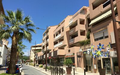 Sainte Maxime 260: Himmel, Daytime, Gebäude, Eigentum, Pflanze, Fenster, Azurblau, Baum, Haus, Urban Design