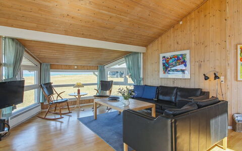 Asta - 85M from the Sea: Möbel, Interior Design, Flooring, Holz, Fussboden, Decke, Holzboden, Stuhl, Tabelle, Beleuchtung