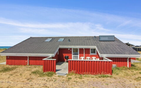 Asta - 85M from the Sea: Möbel, Interior Design, Flooring, Holz, Fussboden, Decke, Holzboden, Stuhl, Tabelle, Beleuchtung
