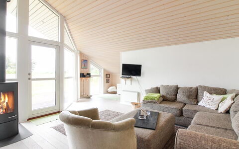 Bengt - 1Km from the Sea: Holz, Möbel, Wohnung, Zimmer, Decke, Holzbeize, Stuhl, Hartholz, Lack, Holz