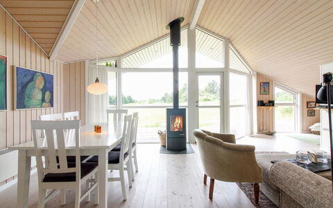 Bengt - 1Km from the Sea: Holz, Möbel, Wohnung, Zimmer, Decke, Holzbeize, Stuhl, Hartholz, Lack, Holz