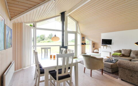 Bengt - 1Km from the Sea: Holz, Möbel, Wohnung, Zimmer, Decke, Holzbeize, Stuhl, Hartholz, Lack, Holz