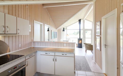 Bengt - 1Km from the Sea: Holz, Möbel, Wohnung, Zimmer, Decke, Holzbeize, Stuhl, Hartholz, Lack, Holz