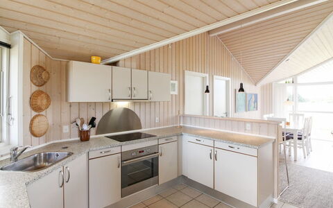 Bengt - 1Km from the Sea: Holz, Möbel, Wohnung, Zimmer, Decke, Holzbeize, Stuhl, Hartholz, Lack, Holz