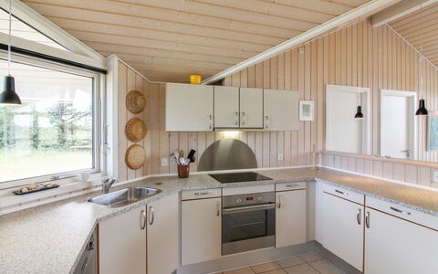 Bengt - 1Km from the Sea: Holz, Möbel, Wohnung, Zimmer, Decke, Holzbeize, Stuhl, Hartholz, Lack, Holz