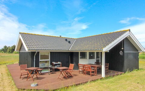Bengt - 1Km from the Sea: Holz, Möbel, Wohnung, Zimmer, Decke, Holzbeize, Stuhl, Hartholz, Lack, Holz