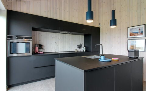 Fannie - 250M from the Sea: Küche, Countertop, Interior Design, Cabinetry, Möbel, Flooring, Küchengerät, Light Fixture, Holz, Decke