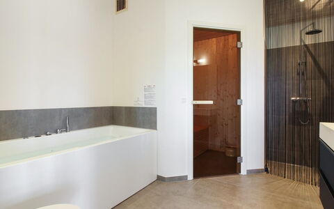 Fannie - 250M from the Sea: Flooring, Fussboden, Wand, Interior Design, Holz, Armatur, Badezimmer, Installation, Zimmer, Decke