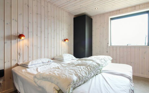 Fannie - 250M from the Sea: Interior Design, Wand, Schlafzimmer, Holz, Flooring, Decke, Bett, Fussboden, Bettdecke, Bedding