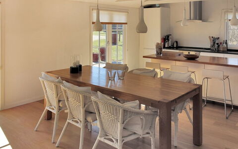 Ava - 1Km from the Sea: Holz, Zuhause, Veranda, Deck, Hartholz, Dach, Holzbeize, Holzboden, Eco Hotel
