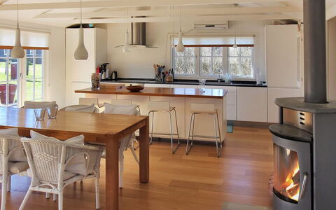 Ava - 1Km from the Sea: Holz, Zuhause, Veranda, Deck, Hartholz, Dach, Holzbeize, Holzboden, Eco Hotel