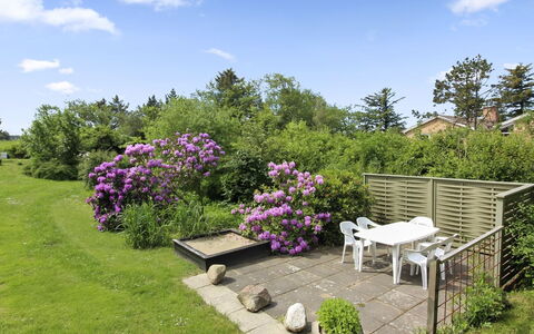 Sonya - 1Km from the Sea: Schwimmbad, Gartenmöbel, Möbel, Resort, Flagstone, Eco Hotel, Schatten, Stuhl, Freizeit, Estate