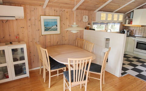 Nakke - 1.3Km from the Sea: Möbel, Interior Design, Flooring, Holz, Fussboden, Decke, Holzboden, Stuhl, Tabelle, Beleuchtung
