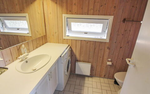 Nakke - 1.3Km from the Sea: Möbel, Interior Design, Flooring, Holz, Fussboden, Decke, Holzboden, Stuhl, Tabelle, Beleuchtung