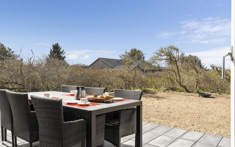 Luci - 500M from the Sea: Haus, Zuhause, Tür, Dach, Hütte, Estate, Garten, Schatten, Abstellgleis, Garten