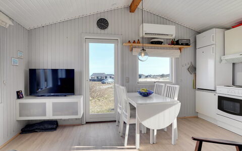 Jace - 75M from the Sea: Möbel, Interior Design, Flooring, Holz, Fussboden, Decke, Holzboden, Stuhl, Tabelle, Beleuchtung