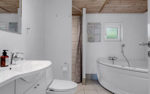 Albina - 844M from the Sea: Armatur, Badezimmer, Flooring, Interior Design, Fussboden, Sinken, Decke, Zapfhahn, Bad Sink, Installation