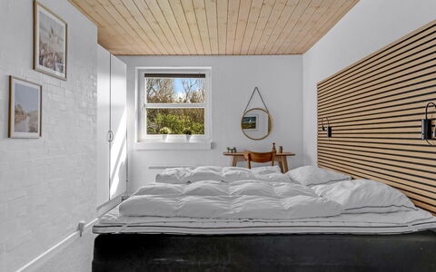 Albina - 844M from the Sea: Schlafzimmer, Bett, Wand, Interior Design, Holz, Bedding, Bettdecke, Flooring, Decke, Möbel