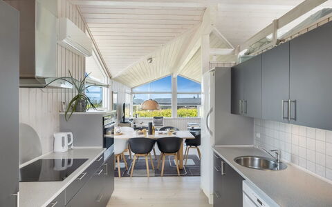 Marjanna - 350M from the Sea: Zuhause, Decke, Küche, Küche & Esszimmer Tisch, Stuhl, Countertop, Hartholz, Holzbeize, Schatten, Design