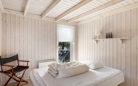 Marjanna - 350M from the Sea: Wand, Möbel, Flooring, Holz, Schlafzimmer, Interior Design, Fussboden, Decke, Bett, Bettdecke