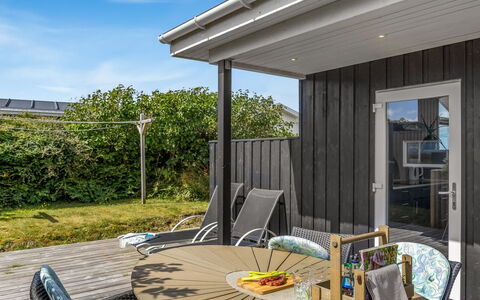 Marjanna - 350M from the Sea: Holz, Tür, Zuhause, Abstellgleis, Planke, Hartholz, Verbundwerkstoff, Holzbeize, Deck, Veranda