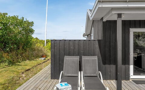 Marjanna - 350M from the Sea: Holz, Planke, Hartholz, Deck, Schatten, Holzboden, Veranda, Holzbeize, Abstellgleis, Design
