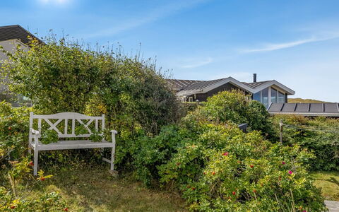 Marjanna - 350M from the Sea: Vegetation, Strauch, Pflanzengemeinschaft, Garten, Zuhause, Ground, Hütte, Estate, Landscaping