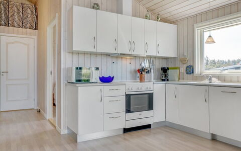 Hubert - 150M from the Sea: Holz, Major Appliance, Küche, Flooring, Küchengerät, Interior Design, Zuhause, Countertop, Fussboden, Zimmer