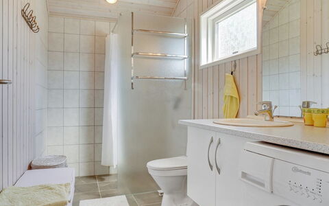 Hubert - 150M from the Sea: Flooring, Interior Design, Armatur, Fussboden, Badezimmer, Decke, Badezimmerschrank, Sinken, Zapfhahn, Zimmer