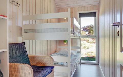 Hubert - 150M from the Sea: Holz, Schlafzimmer, Fussboden, Zuhause, Holzbeize, Hartholz, Etagenbett, Bett, Planke, Bettrahmen