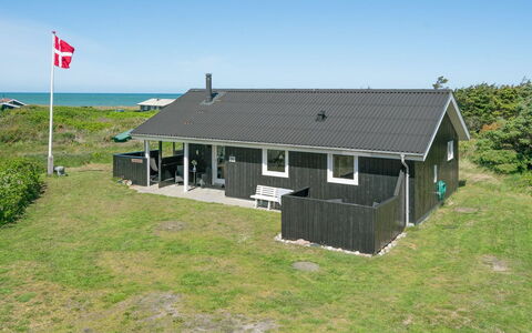 Hubert - 150M from the Sea: Haus, Zuhause, Tür, Dach, Hütte, Estate, Garten, Schatten, Abstellgleis, Garten