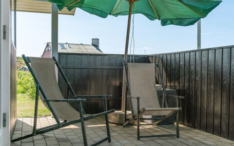Hubert - 150M from the Sea: Haus, Zuhause, Tür, Dach, Hütte, Estate, Garten, Schatten, Abstellgleis, Garten
