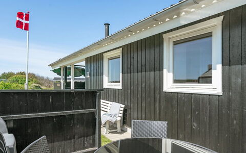 Hubert - 150M from the Sea: Haus, Zuhause, Tür, Dach, Hütte, Estate, Garten, Schatten, Abstellgleis, Garten