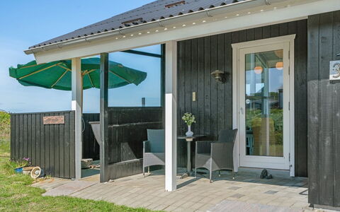 Hubert - 150M from the Sea: Haus, Zuhause, Tür, Dach, Hütte, Estate, Garten, Schatten, Abstellgleis, Garten