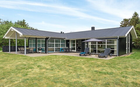 Aiyana - 530M from the Sea: Hütte, Rasen, Schatten, Estate, Garten, Veranda, Bauernhaus, Gartenbauten, Outdoor Struktur, Abstellgleis