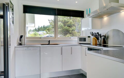 Aiyana - 530M from the Sea: Küche, Küchengerät, Countertop, Interior Design, Cabinetry, Major Appliance, Flooring, Haushaltsgerät, Zuhause, Beleuchtung