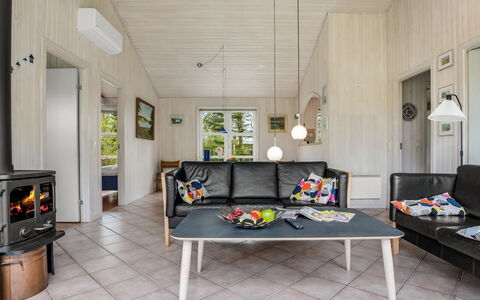 Hauke - 478M from the Sea: Möbel, Flooring, Interior Design, Holz, Fussboden, Couch, Wohnzimmer, Decke, Zimmer, Tabelle