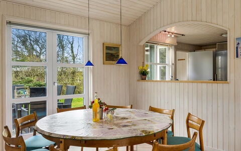 Hauke - 478M from the Sea: Möbel, Interior Design, Flooring, Fussboden, Holz, Decke, Esszimmer, Light Fixture, Stuhl, Tabelle