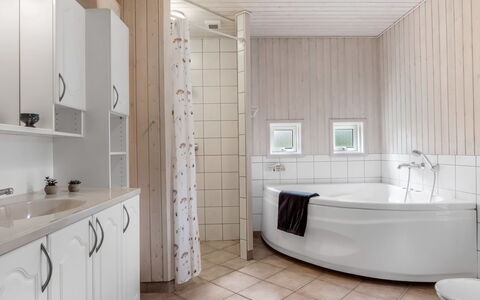 Hauke - 478M from the Sea: Flooring, Armatur, Interior Design, Fussboden, Badezimmer, Sinken, Zapfhahn, Decke, Badewanne, Installation
