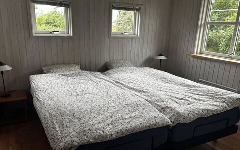 Hauke - 478M from the Sea: Schlafzimmer, Bett, Bettdecke, Bedding, Bettrahmen, Linens, Kissen, Dekokissen, Hartholz, Lampe