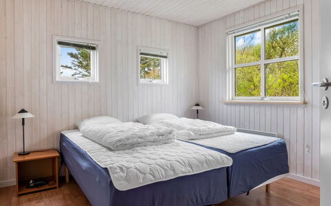Hauke - 478M from the Sea: Holz, Schlafzimmer, Fussboden, Bett, Bedding, Bettdecke, Bettrahmen, Hartholz, Decke, Holzboden
