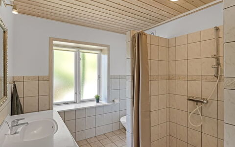 Etta - 957M from the Sea: Flooring, Holz, Interior Design, Fussboden, Armatur, Decke, Zimmer, Installation, Zapfhahn, Badezimmer