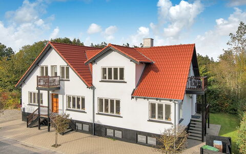 Etta - 957M from the Sea: Gebäude, Fenster, Haus, Zuhause, Wohngebiet, Dach, Fassade, Die Architektur, Hütte, Verbundwerkstoff