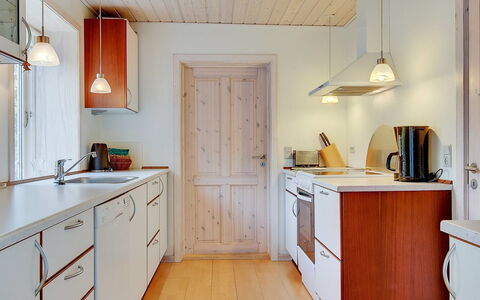 Etta - 957M from the Sea: Countertop, Flooring, Interior Design, Holz, Küche, Cabinetry, Decke, Fussboden, Light Fixture, Küchengerät