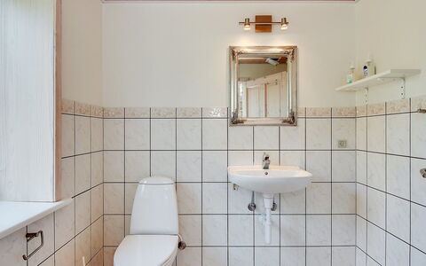Etta - 957M from the Sea: Armatur, Wand, Badezimmer, Flooring, Fussboden, Bad Sink, Interior Design, Sinken, Zapfhahn, Installation